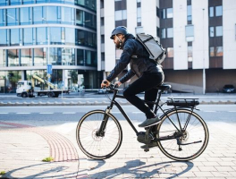 a-velo-trottinette-ou-deux-roues-motorises-quand-dois-je-porter-un-casque