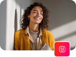 Collaboratrice souriante au bureau illustrant la reconnaissance au travail et la valorisation des équipes
