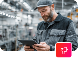 Collaborateur de terrain consultant la plateforme de communication interne sur tablette
